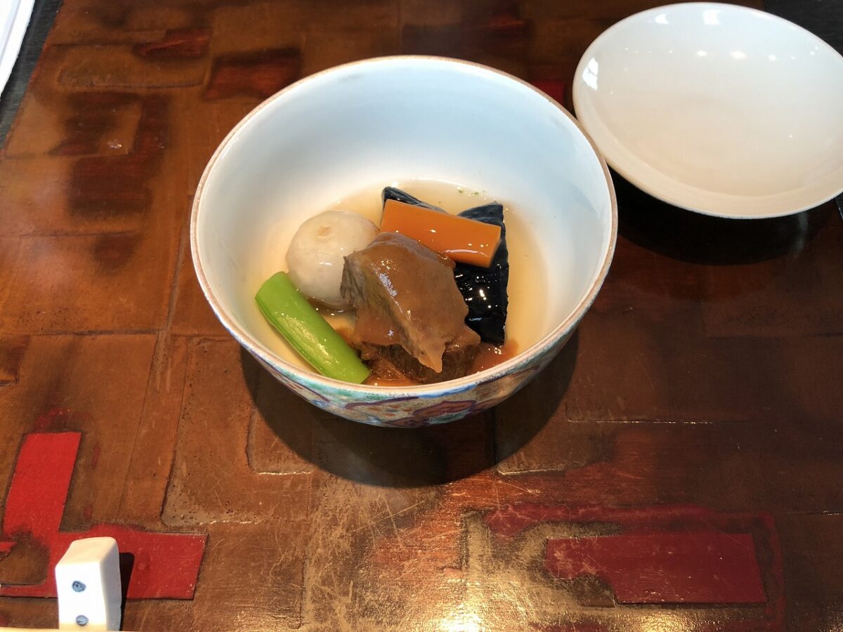 「なだ万 シャングリ・ラホテル 東京」でステーキと寿司盛り合せコースを食す