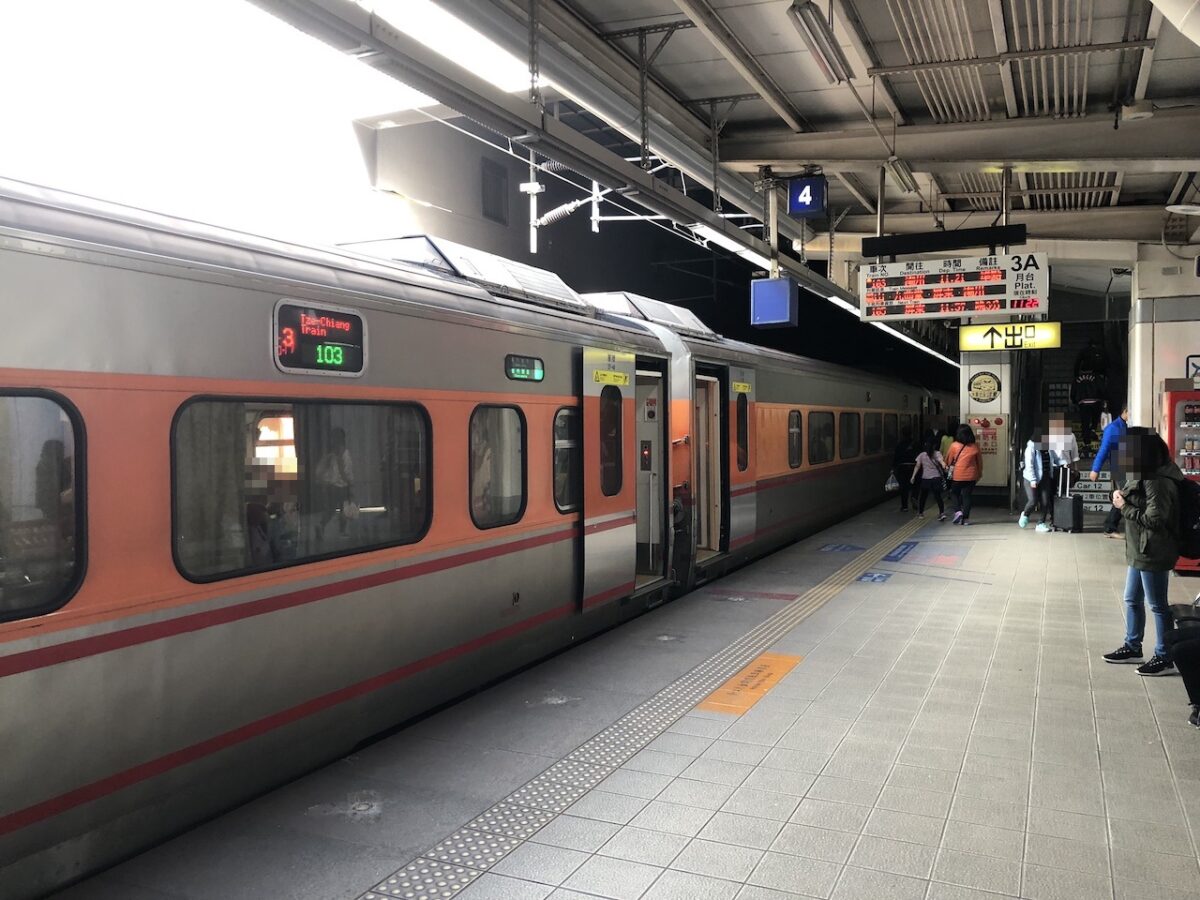 ノスタルジックな駅！台南から高雄へレトロな電車で行ってきました！
